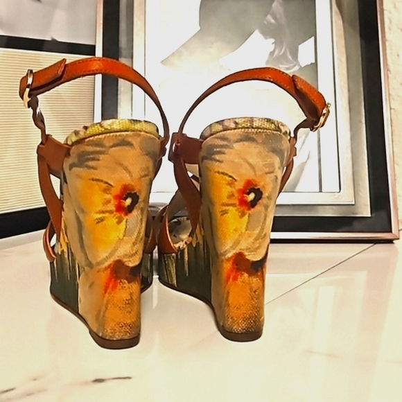 Valentino strappy leather floral wedge platform sandal - Picture 3 of 8